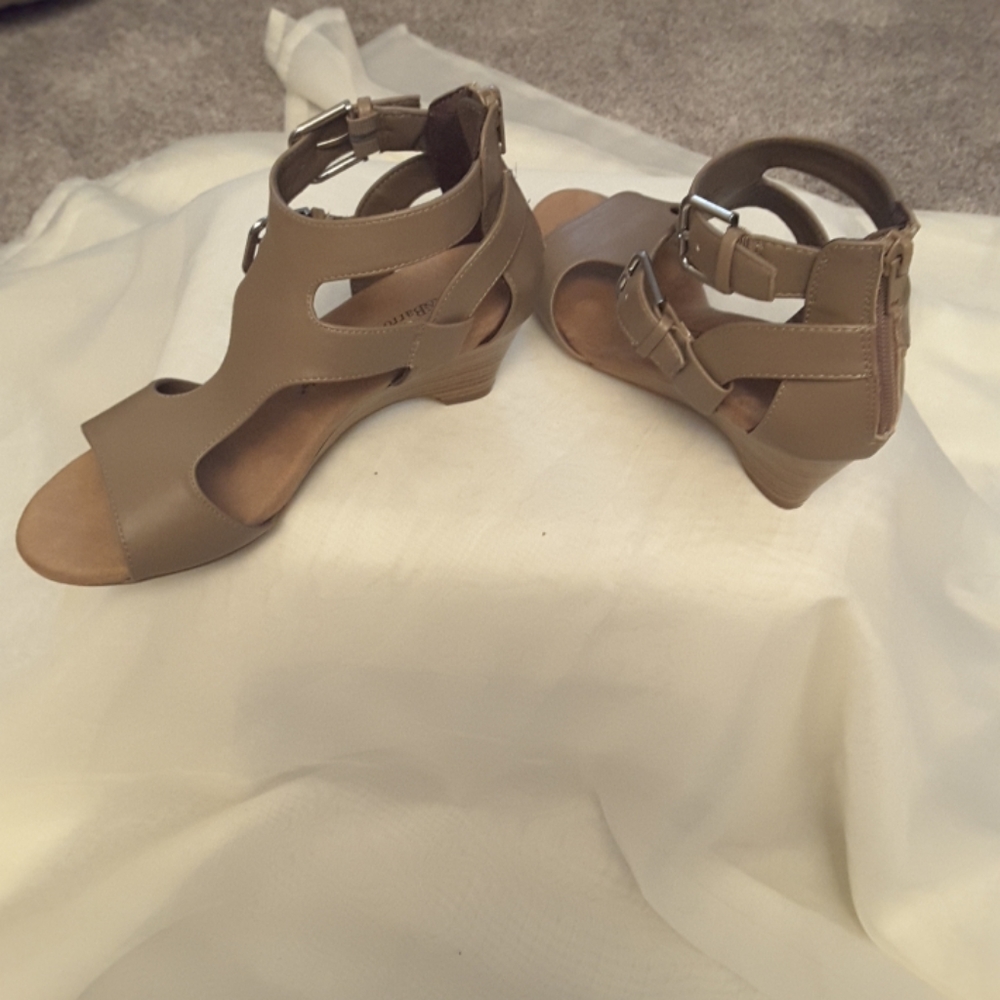 CROFT & BARROW women's shoes zips in back size6 1/2  tan